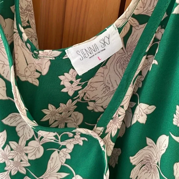 Green Floral Crop Top 💚🌼 - Picture 5 of 11